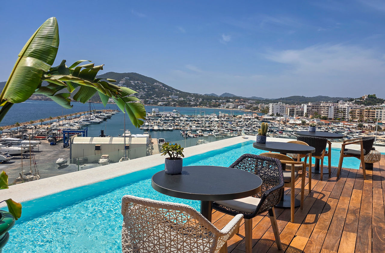 Dakterras met zwembad bij het 5*-Aguas de Ibiza